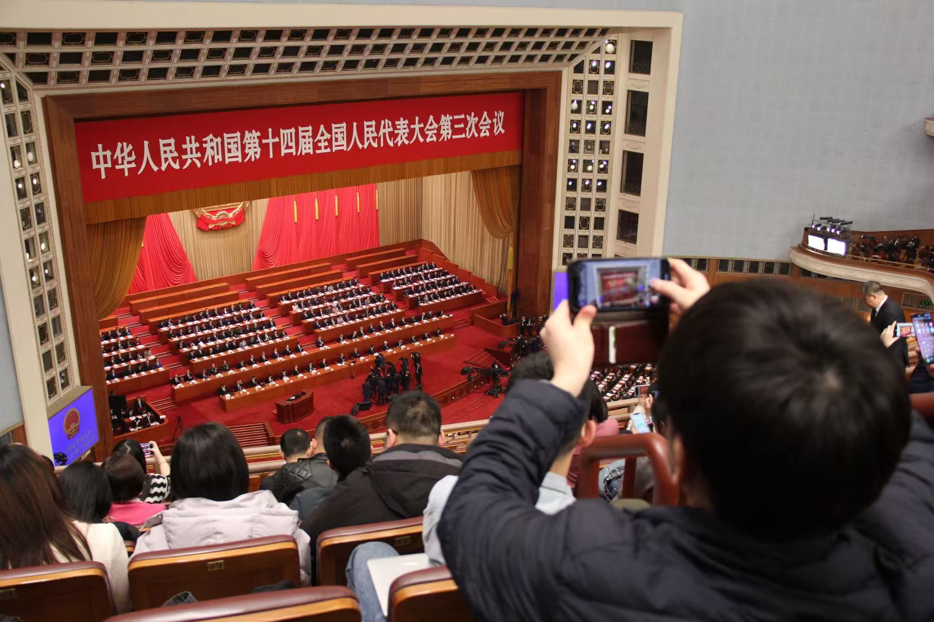 2025年3月5日上午9点，十四届全国人大代表、丨直与会者在人民大会堂前合影留念。击年